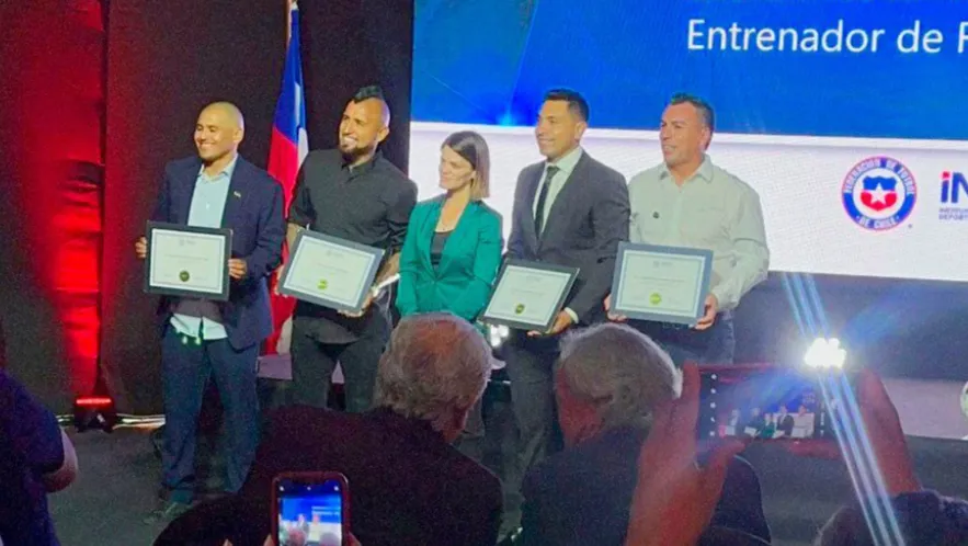 Suazo, Vidal, Jara y Paredes recibiendo su título de DT | FOTO: Captura