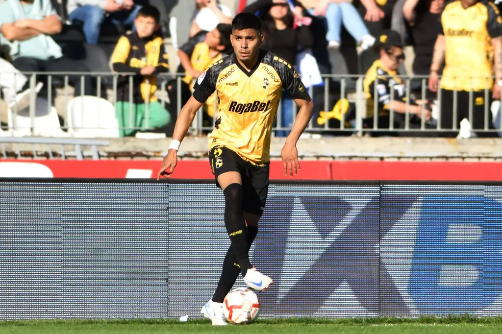 Escobar sería oficializado en las próximas horas como nuevo refuerzo de la UC | FOTO: Alejandro Pizarro Ubilla/Photosport