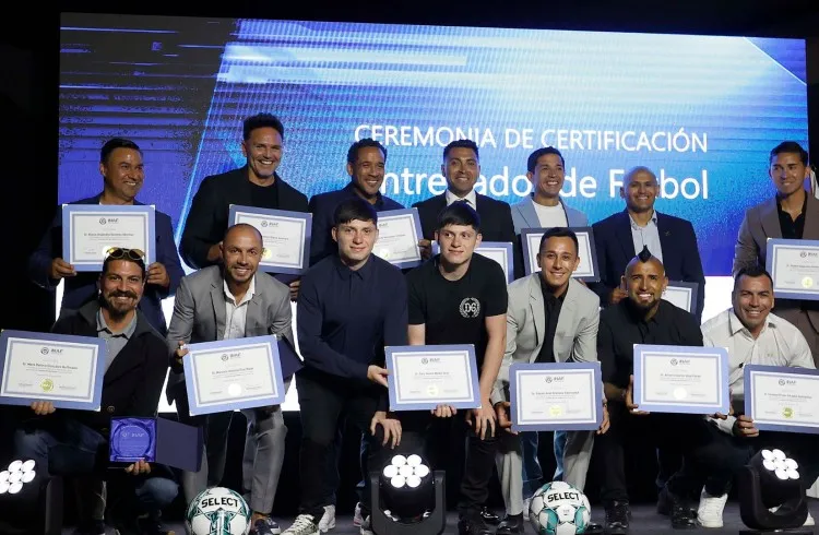 Los históricos con sus diplomas | Foto: ANFP