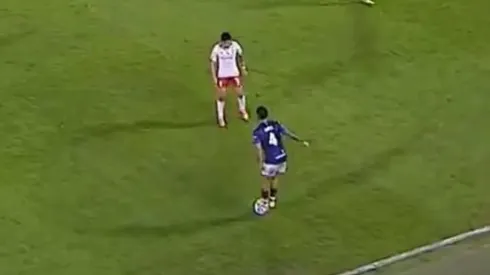 Argentino explica su jugada al estilo Yeferson Soteldo contra jugador de La Roja.