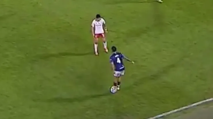 Argentino explica su jugada al estilo Yeferson Soteldo contra jugador de La Roja.
