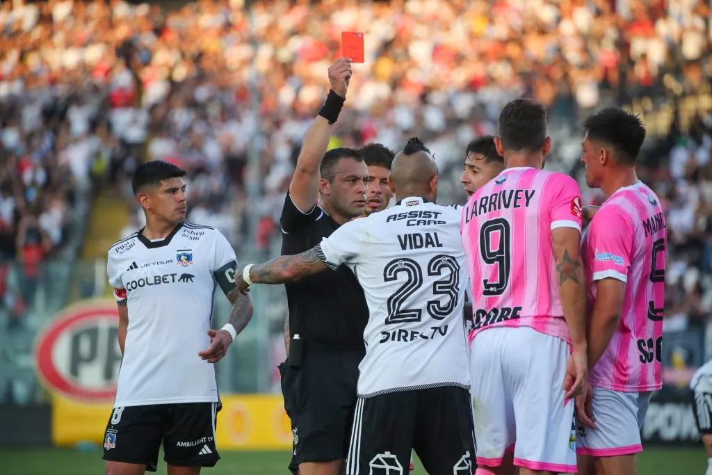 Arturo Vidal sumó 11 tarjetas en Colo Colo este 2024. (Foto: Jonnathan Oyarzún/Photosport)