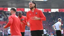 Ben Brereton realizando los movimientos precompetitivos en el juego entre Southampton e Ipswich Town.