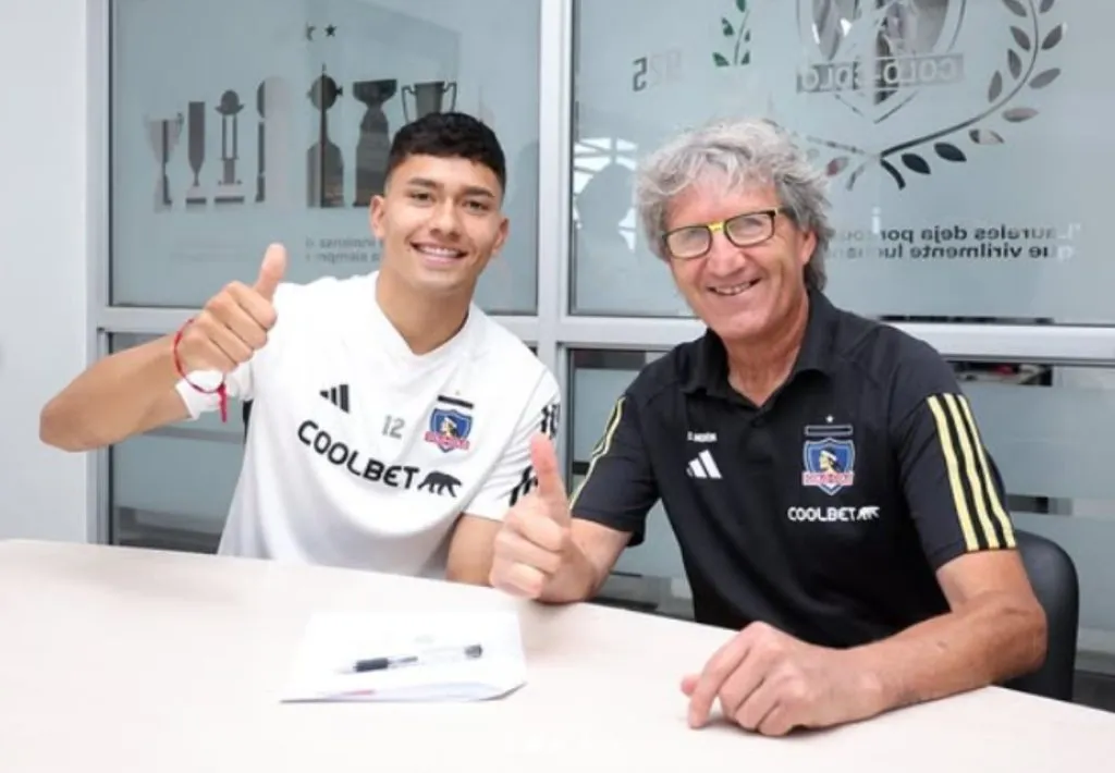 Eduardo Villanueva junto al gerente deportivo Daniel Morón tras firmar su nuevo contrato con Colo Colo.