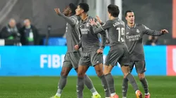 Los futbolistas de Real Madrid celebran un tanto.