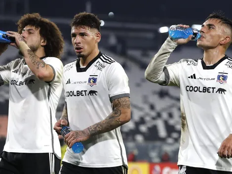FOTO: Jugador de Colo Colo se reúne con sus compañeros antes de partir