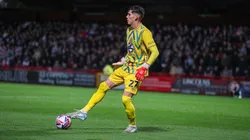 Vicente Reyes, portero chileno, en el juego entre Cambridge United y Stevenage en League One 2024/25.