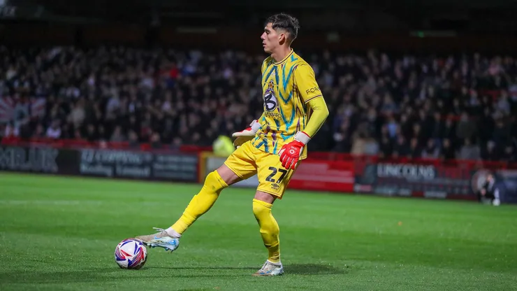 Vicente Reyes, portero chileno, en el juego entre Cambridge United y Stevenage en League One 2024/25.