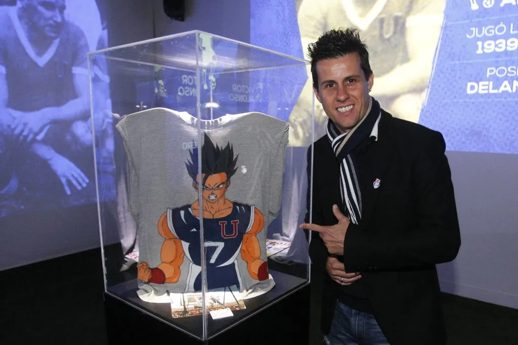 Diego Rivarola posa junto a su mítica camiseta | FOTO: Ramon Monroy/Photosport