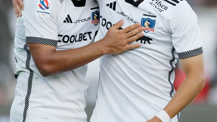 Un jugador de Colo Colo se empieza a despedir tras las mediciones médicas. (Foto: Photosport)