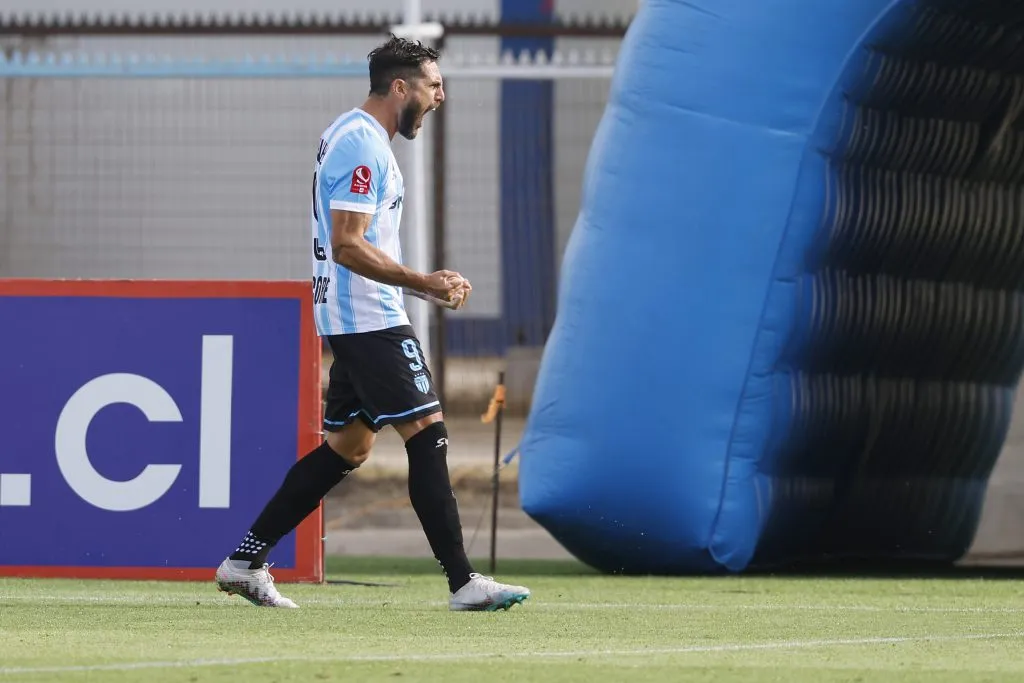 Joaquín Larrivey se siente en condición de seguir jugando. (Foto: Photosport)
