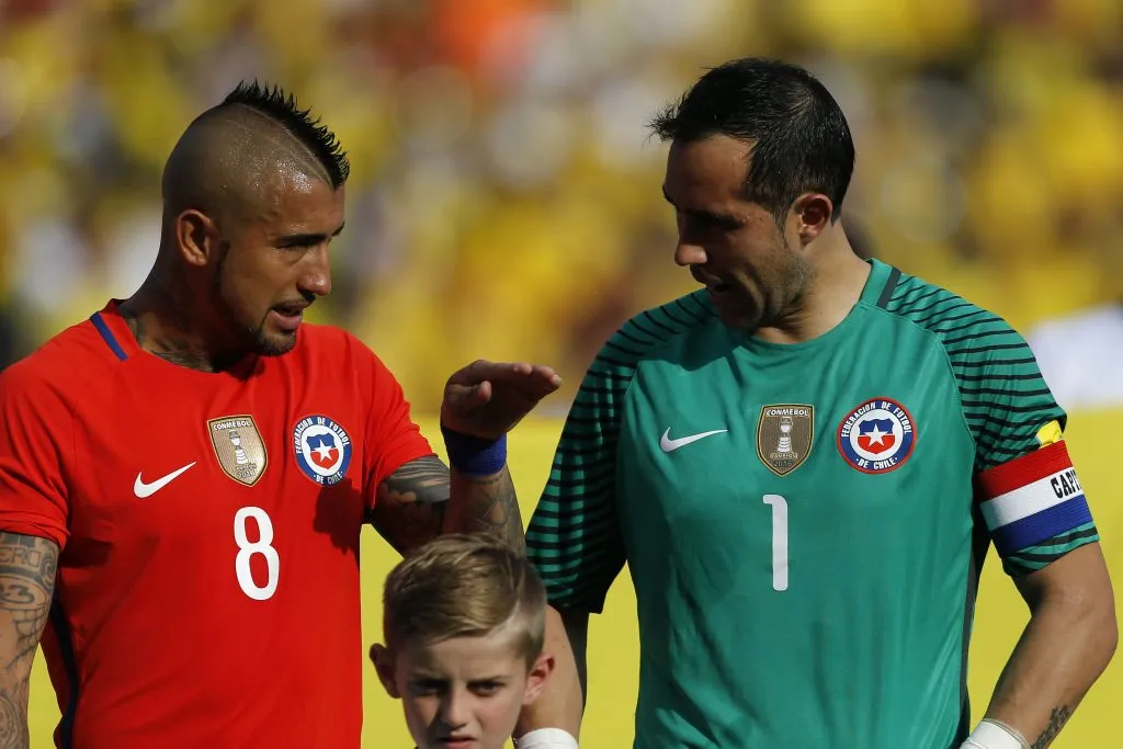 Arturo Vidal conversó con Claudio Bravo sobre Colo Colo. (Foto: Photosport)