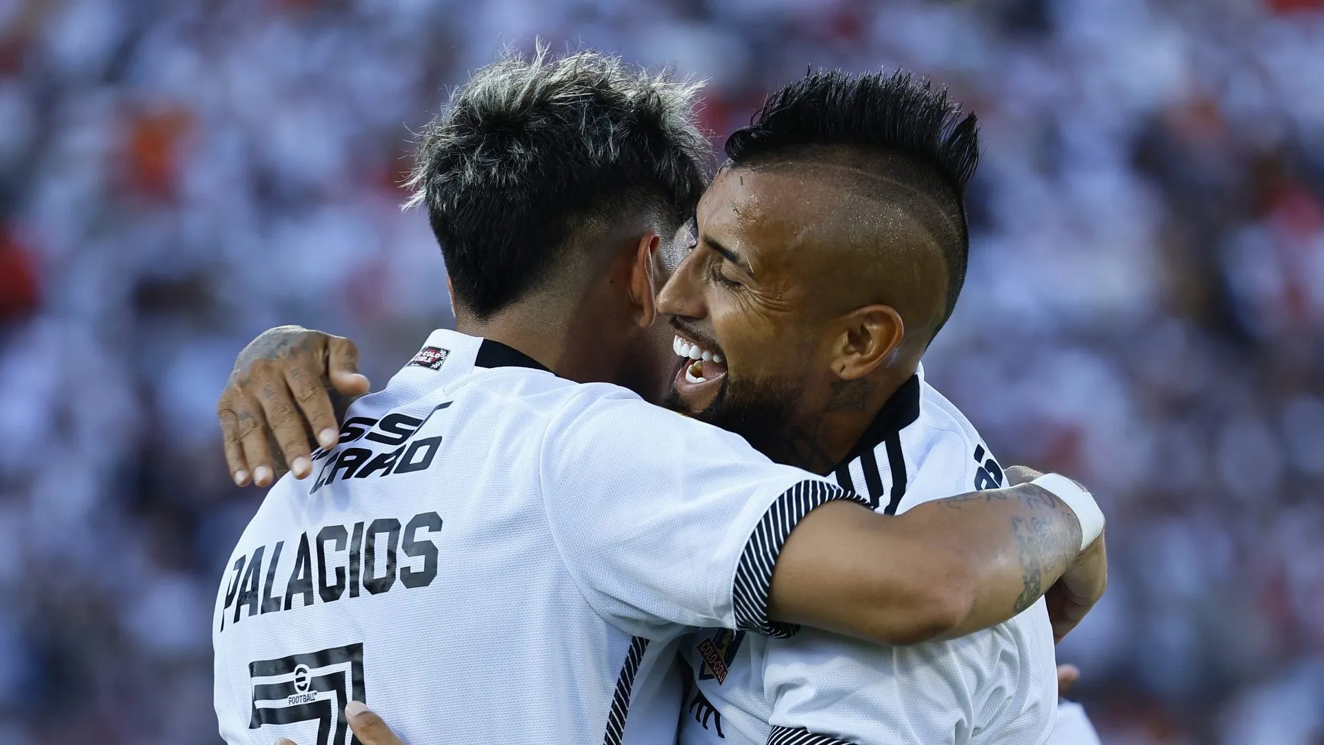 Arturo Vidal asegura que Carlos Palacios puede tener éxito en Argentina. (Foto: Photosport)