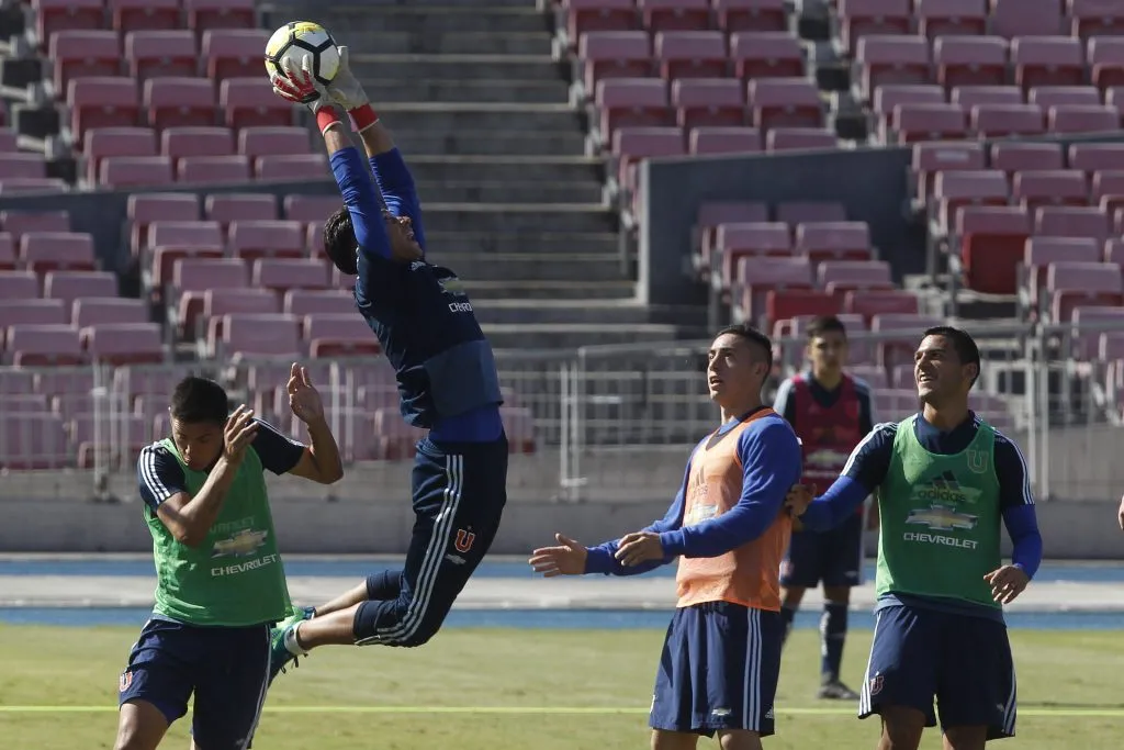 Ignacio Azúa en un banderazo antes de un Superclásico entre Universidad de Chile y Colo Colo.