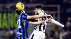 Damián Pizarro es aconsejado por Mauricio Pinilla.