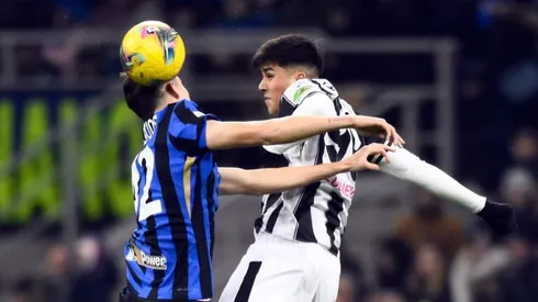 Damián Pizarro es aconsejado por Mauricio Pinilla.