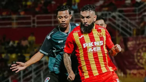 Ronnie Fernández anotó este gol en el fútbol de Malasia.