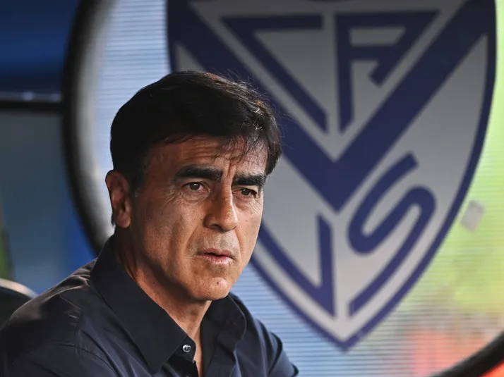 Figura de Vélez Sarsfield le para los carros a Gustavo Quinteros