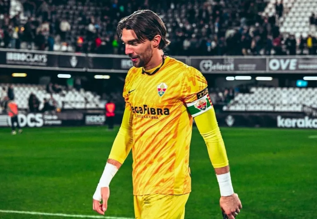 Miguel San Román volvió al arco del Elche.