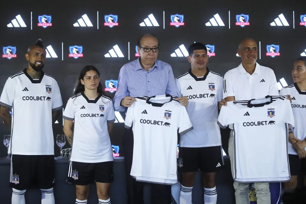 Colo Colo aún no presenta su camiseta para la temporada 2025. (Jonnathan Oyarzún/Photosport)