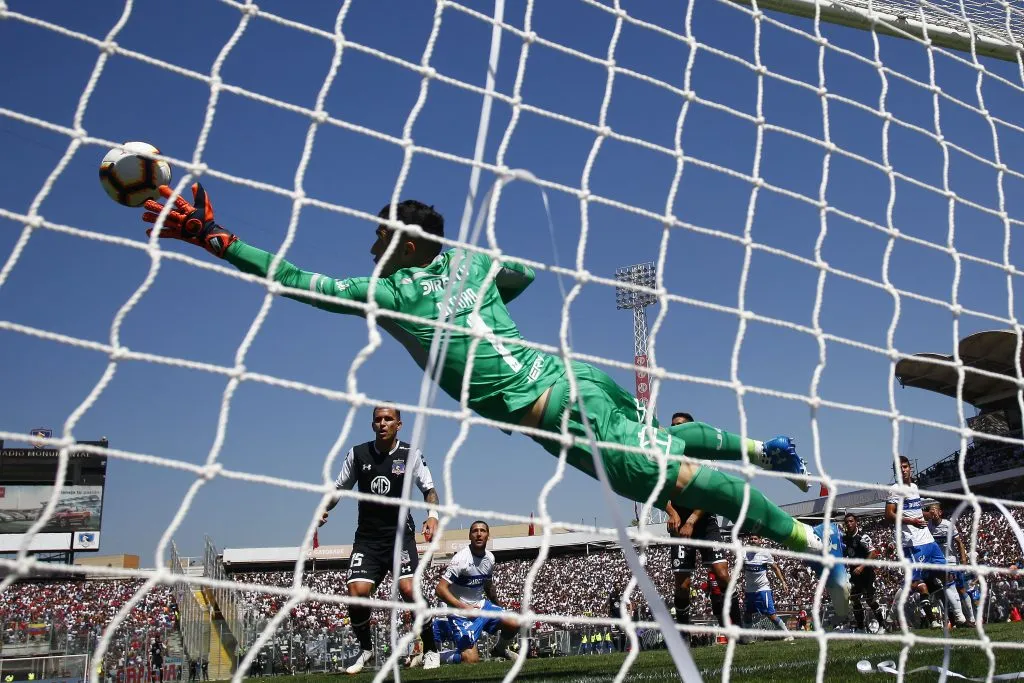 Matías Dituro tuvo grandes actuaciones contra Colo Colo cuando jugaba en Universidad Católica. (Foto: Felipe Zanca/Photosport)