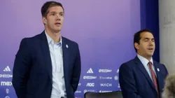 "Con lo que pasa con Clark, ¿Creen que están pensando en...?"