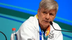 Carlos Ramos le cae con todo a Harold Mayne-Nicholls.