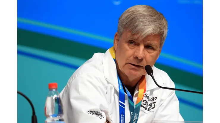 Carlos Ramos le cae con todo a Harold Mayne-Nicholls.