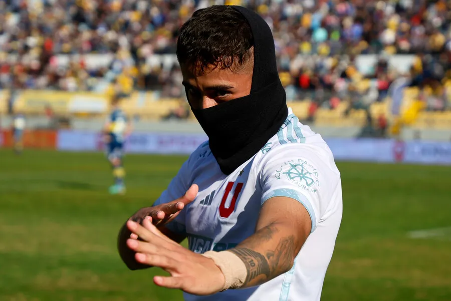 Assadi celebrando su gol ante Everton, medalla de bronce de parte de los hinchas (Photosport)