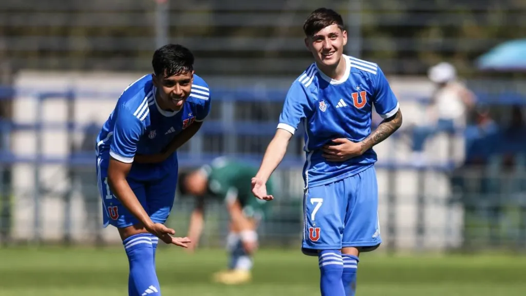 A la izquierda, Héctor Canelo. A la derecha, Salvador Negrete. Promisorio futuro en Universidad de Chile.