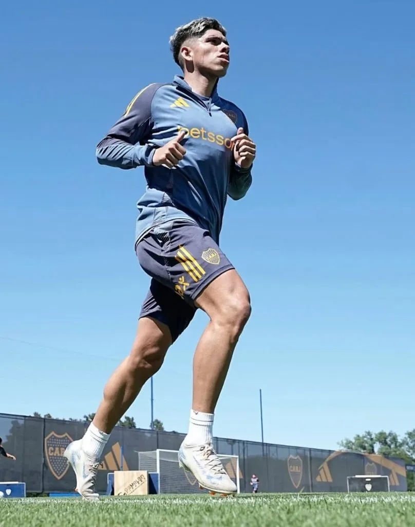 Carlos Palacios sufrió molestias físicas en la práctica de Boca Juniors. Tras los chequeos médicos se descartó lesión y el cuerpo médico y cuerpo técnico seguirán atentos a su evolución. (Foto: Boca Juniors)