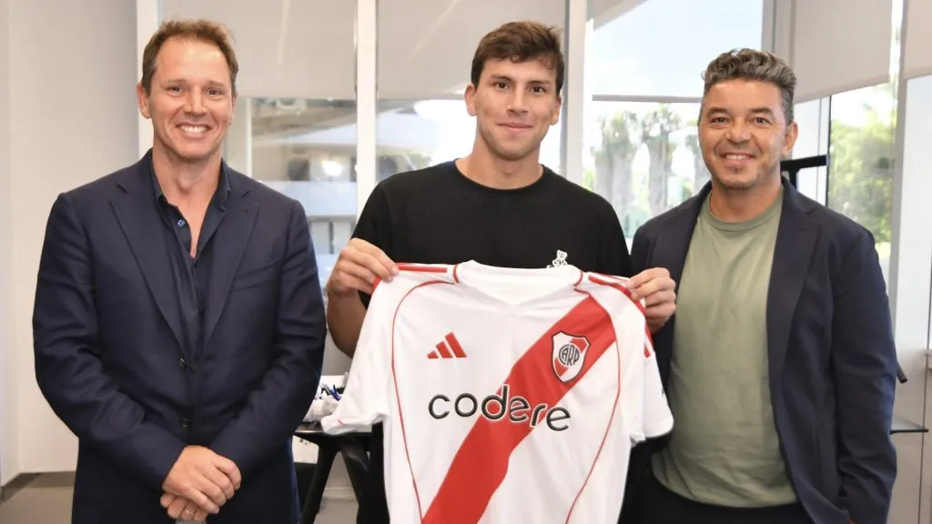 Alexis Sánchez se contactó con Gonzalo Tapia. El delantero de 22 años afirmó contrato con River Plate.