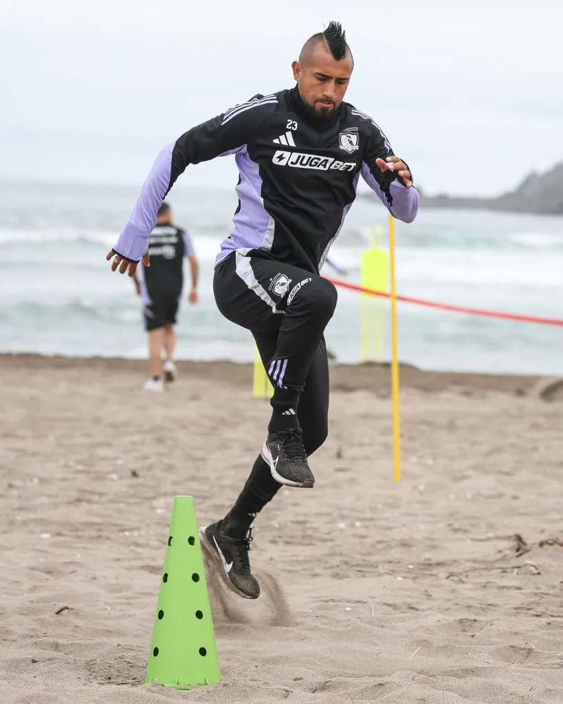 Arturo Vidal estrenó la nueva indumentaria de entrenamiento. (Foto: @ColoColo)