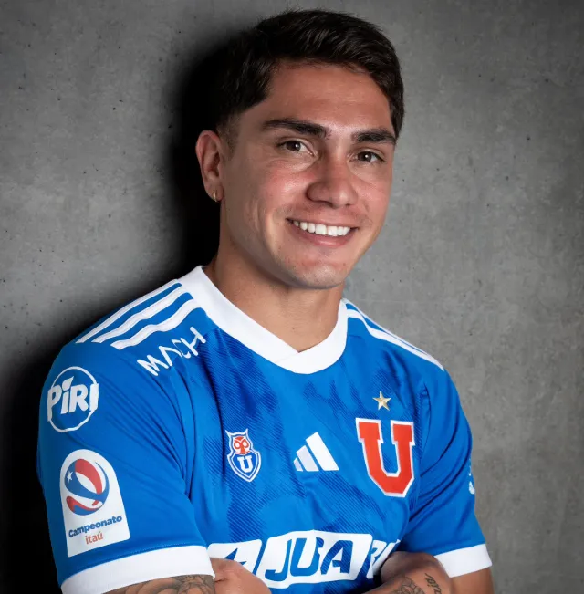 Montes ya se puso la camiseta del Romántico Viajero | FOTO: Universidad de Chile