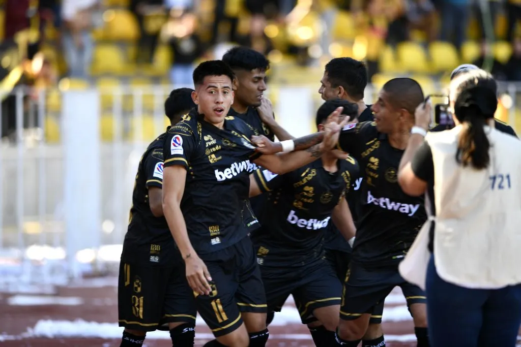 A la izquierda, Matías Palavecino. El argentino llamó la atención del ídolo de Universidad de Chile.