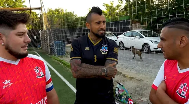 Arturo Vidal junto al youtuber Diego González (izquierda) y el tiktoker Carlitos Vera (derecha).