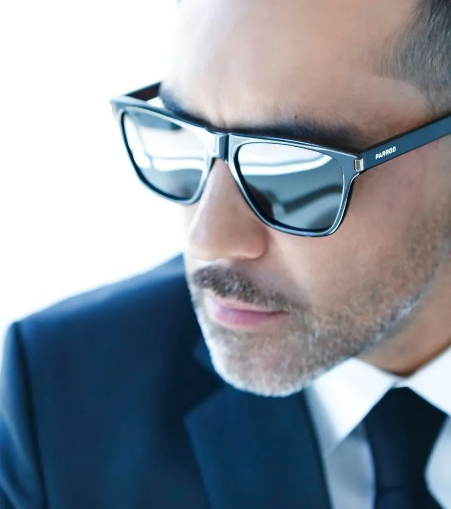 Clauduio Bravo luciendo un modelo de lentes de su nueva marca, Parrod. (Foto: Instagram)