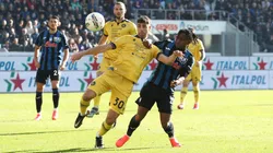 Lautaro Gianetti, compañero de Alexis Sánchez en Udinese, luchando por el balón con uno de los mejores jugadores de Atalanta, Ademola Lookman.