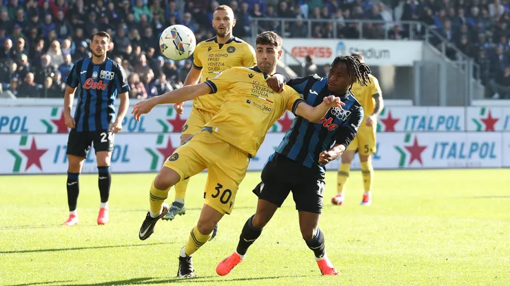 Lautaro Gianetti, compañero de Alexis Sánchez en Udinese, luchando por el balón con uno de los mejores jugadores de Atalanta, Ademola Lookman.