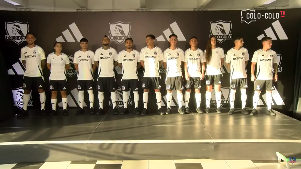 Colo Colo presenta su nueva camiseta en el estadio Monumental. (Foto: Colo Colo TV)