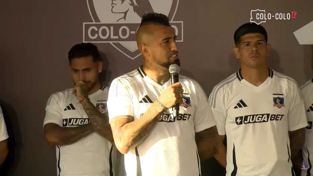 Arturo Vidal estuvo en la presentación de la camiseta de Colo Colo. (Foto: Colo Colo TV)