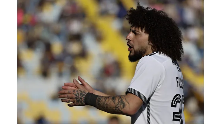 Maxi Falcón está con un pie y medio fuera de Colo Colo Andres Pina/Photosport