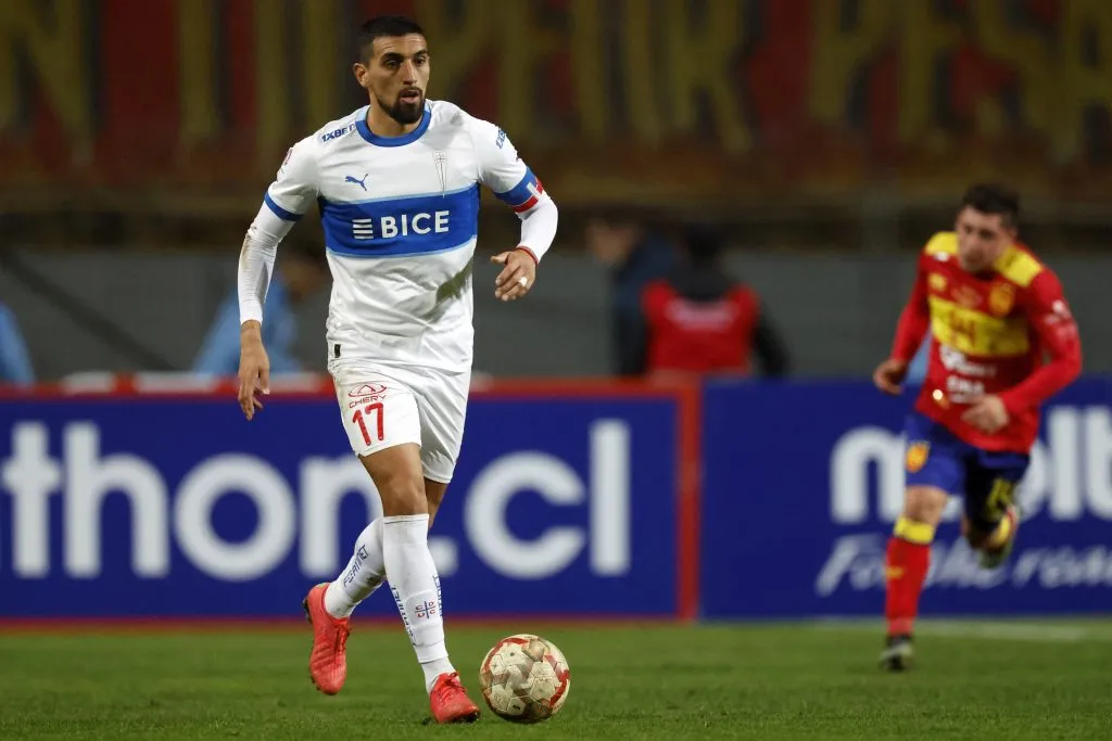 Branco Ampuero le cede el número 17 a Gary Medel. (Foto: Photosport)