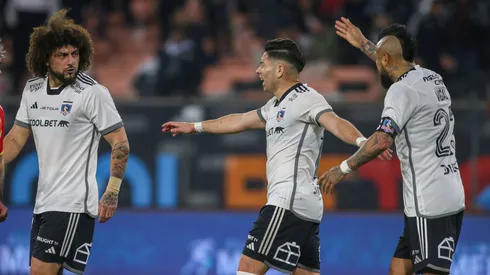 Arturo Vidal le canta clarito el panorama a Maxi Falcón (Foto: Jonnathan Oyarzun/Photosport)