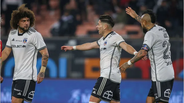 Arturo Vidal le canta clarito el panorama a Maxi Falcón (Foto: Jonnathan Oyarzun/Photosport)