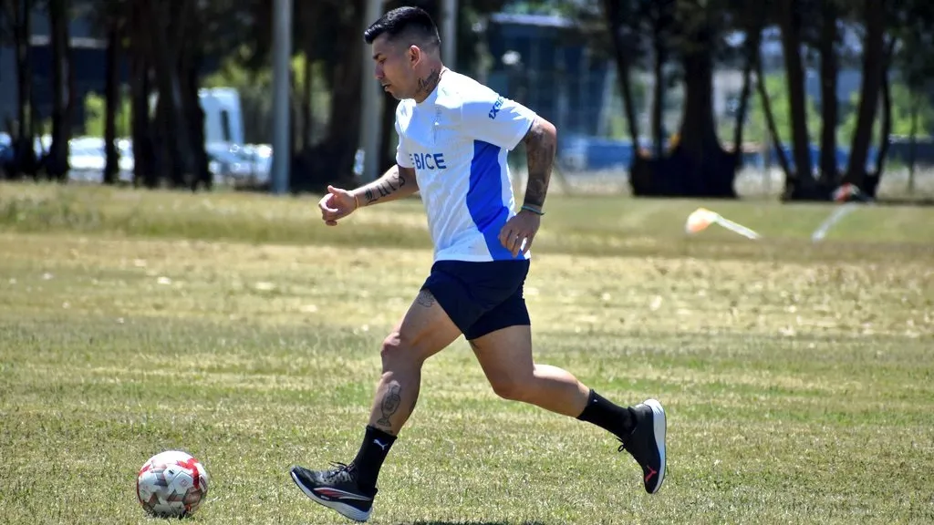 Gary Medel ya entrena con la camiseta de Universidad Católica tras su regreso a San Carlos de Apoquindo.