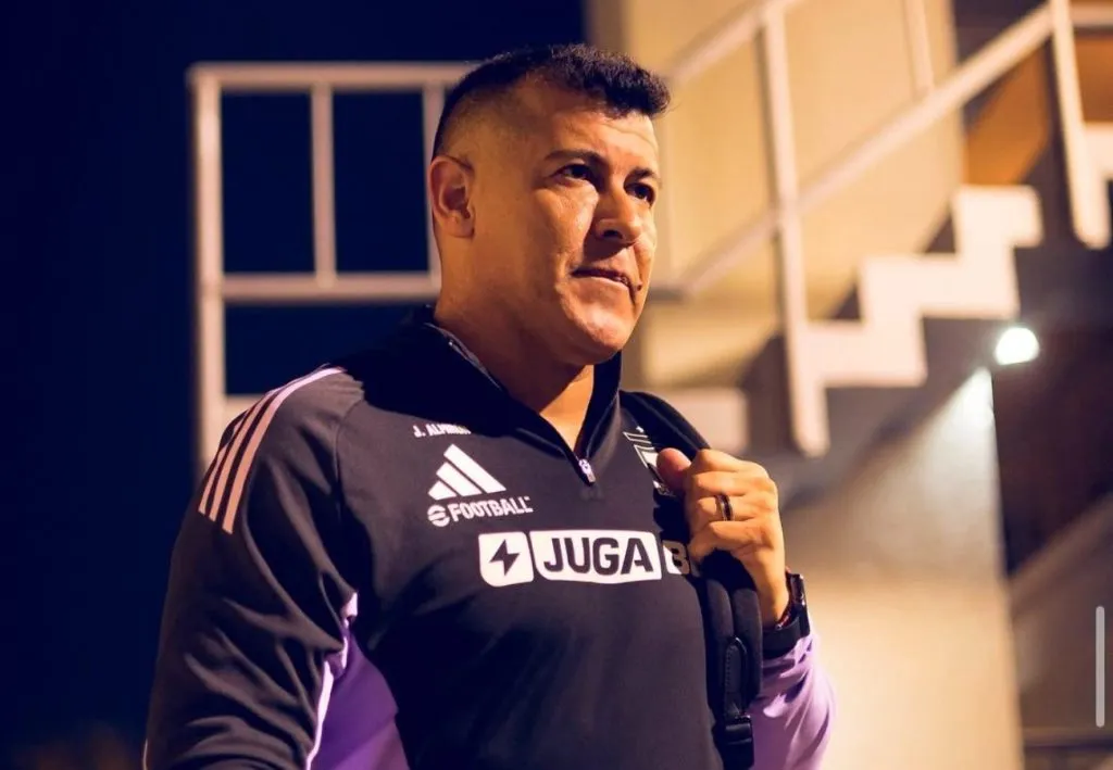 Jorge Almirón en su arribo al primer partido amistoso de Colo Colo este 2025. (Foto: Serie Río de La Plata)