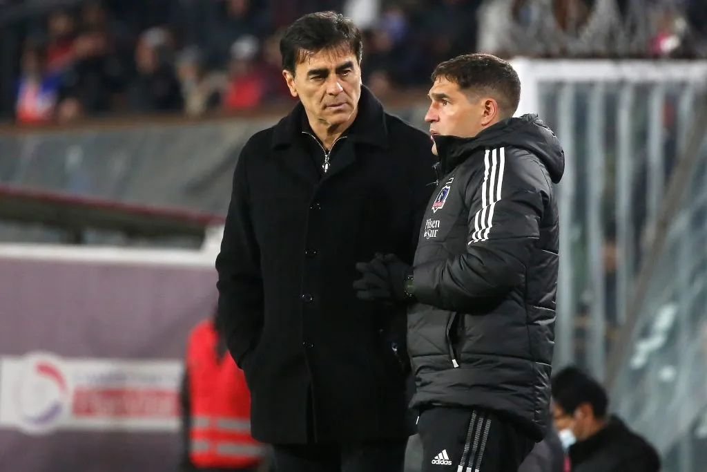 Leandro Stillitano junto al entrenador Gustavo Quinteros en Colo Colo en la temporada 2022. (Foto: Jonnathan Oyarzún/Photosport)