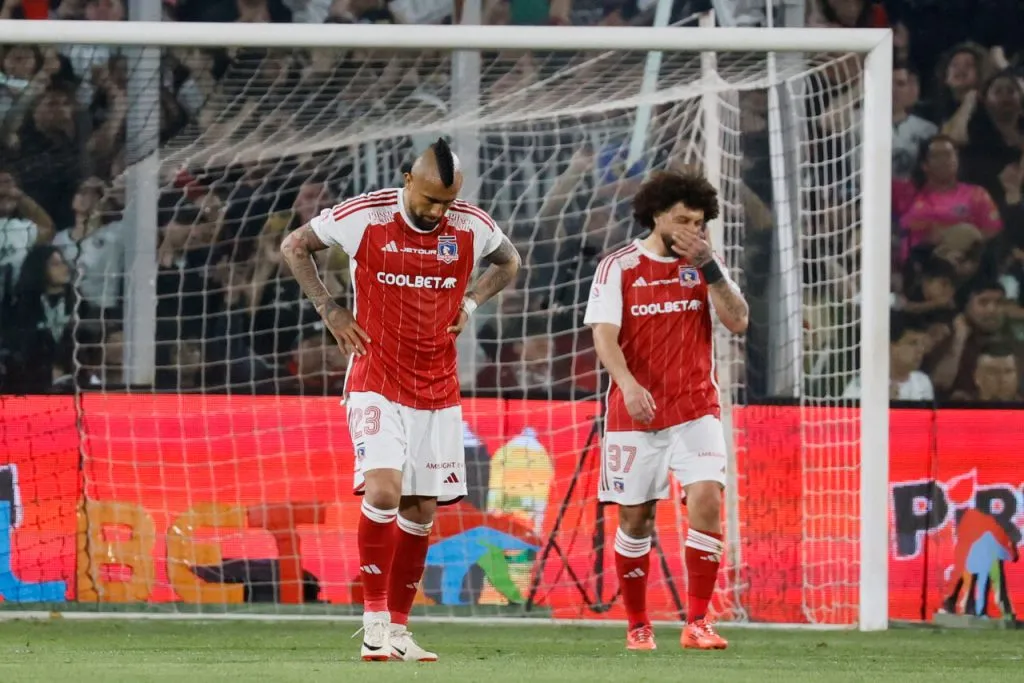 Vidal le salió al paso a Maximiliano Falcón. | Foto: Photosport