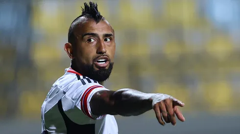 Arturo Vidal, dueño del mediocampo de Colo Colo, marcó en el primer partido de la Serie Río de la Plata.